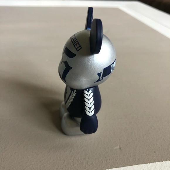 Vinylmation 3" DLResort Established 55 Silver Cast - Picture 4 of 5